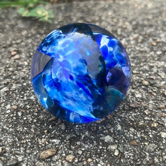 Jonathan Winfisky Art Glass Blue and White Large Marble Paperweight Signed Dated - Picture 4 of 7